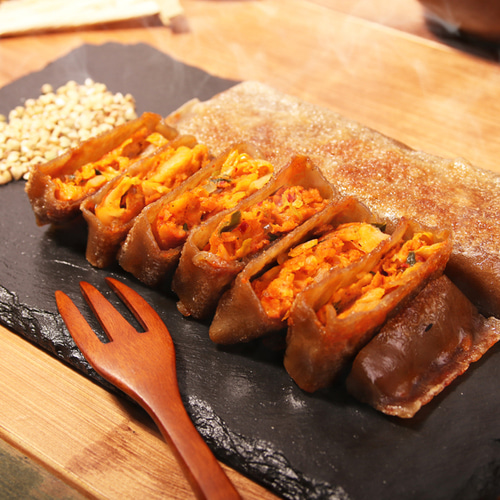 메밀전병 잘 숙성된 매콤한 국산 배추로 만든 김치와 돼지고기가 듬뿍(480g 4개입)